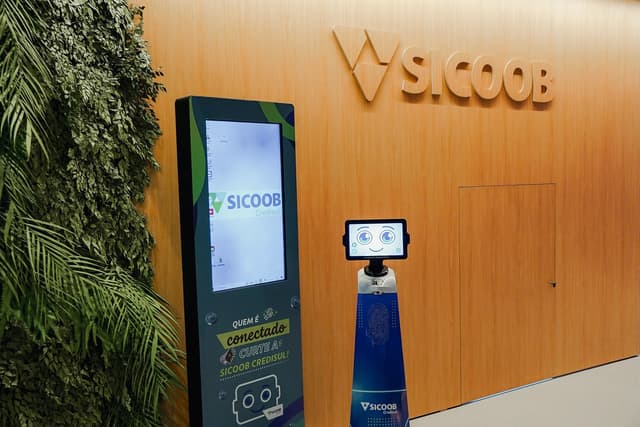 Robo e totem digital Sicoob